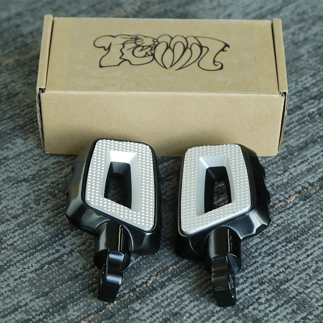 Male Mount FootPegs Footrests Fit For Harley Touring Road Glide Sportster 1200